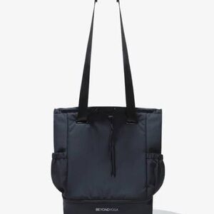 New Beyond Yoga black gym tote bag with drawstring closure, side pockets